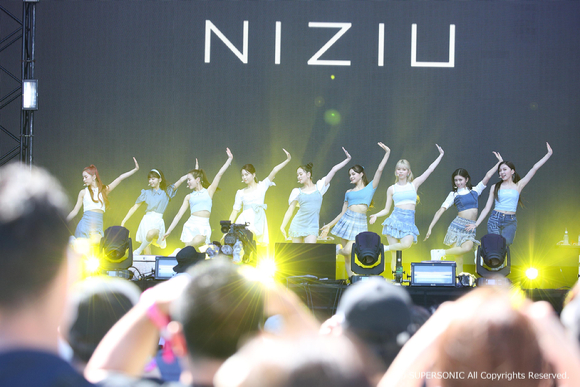 NiziU가 9월 19일 치바 조조 마린스타디움에서 열린 '슈퍼소닉'에 출연해 공연을 펼치고 있다. [사진=JYP엔터테인먼트]
