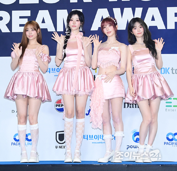 밴드 큐더블유이알(QWER)이 27일 경기 고양시 킨텍스에서 열린 2026 케이 월드 드림 어워즈(K WORLD DREAM AWARDS)' 블루카펫에 참석하고 있다.