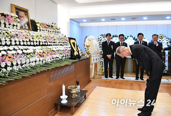 반기문 전 유엔 사무총장이 28일 오전 서울 종로구 서울대학교병원 장례식장에 마련된 故 이해찬 전 국무총리의 빈소에서 조문을 하고 있다. [사진=곽영래 기자]