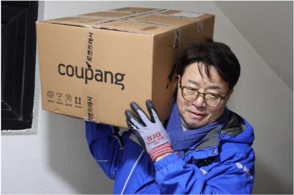 염태영 국회의원(민주당&middot;수원무)이 지난 19일 저녁부터 20일 새벽까지 경기 성남 쿠팡 로지스틱스서비스(CLS) 배송 캠프에서 약 12시간 동안 배송 업무 전 과정을 수행하고 있다. [사진=의원실]