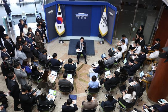 이재명 대통령이 19일 언론인들의 취재 공간인 청와대 춘추관 로비에서 기자들과 간담회를 하고 있다. 2026.10.19 [청와대통신사진기자단] [사진=연합뉴스]