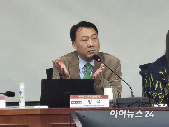 미카일로 사무스 전 우크라이나 군 장교가 19일 국회에서 열린 '우크라이나&middot;이란 전장에서 확인된 드론 전쟁의 확산과 국제 안보 환경 변화' 세미나에 발언하고 있다. [사진=최란 기자]