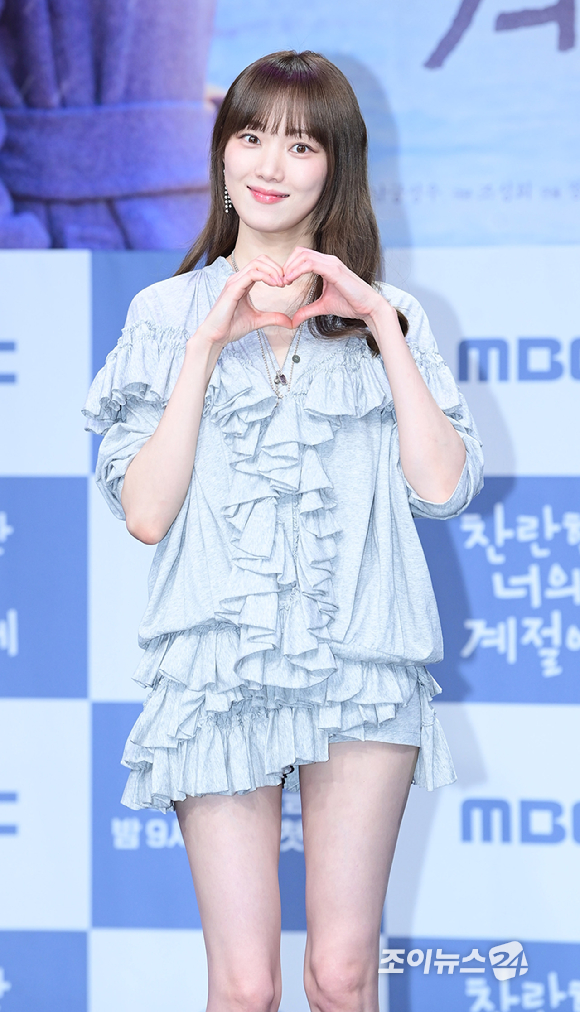 배우 이성경이 19일 오후 서울 마포구 상암동 MBC 골든마우스홀에서 열린 MBC 새 금토드라마 '찬란한 너의 계절에' 제작발표회에 참석하고 있다. [사진=정소희 기자]