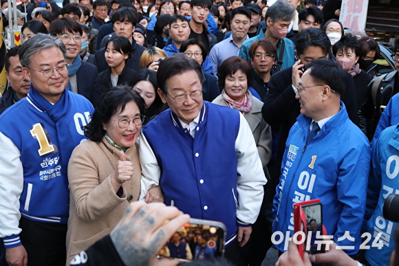 이재명 더불어민주당 대표가 14일 충북대학교 상점가에서 지지자와 기념촬영을 하고 있다. [사진=한준성 기자]