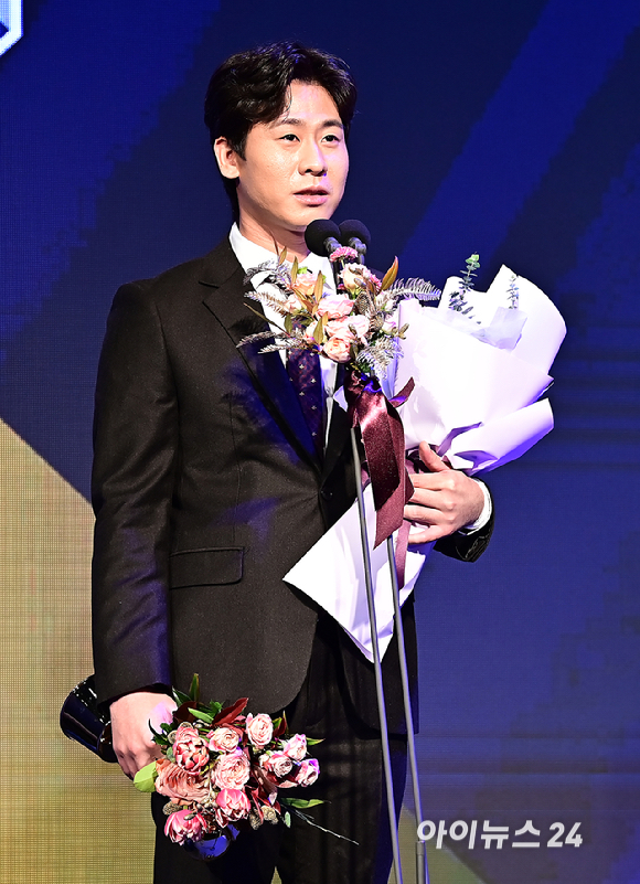 수비상 유격수 부문을 수상한 KIA 박찬호가 27일 오후 서울 중구 웨스틴 조선 서울에서 열린 '2023 KBO 시상식'에서 소감을 전하고 있다. [사진=곽영래 기자]