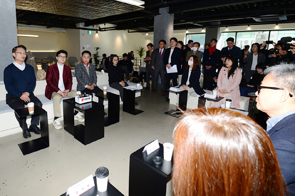 14일 오후 국민의힘 한동훈 비상대책위원장이 경남 김해시 한 카페에서 김해지역 학부모들과 간담회를 가지고 있다. 2024.03.14. [사진=뉴시스]