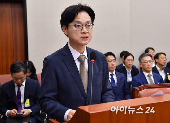 김정관 산업통상부 장관이 13일 서울 국회에서 열린 산업통상자원중소벤처기업위원회 국정감사에서 업무보고를 하고 있다. [사진=곽영래]