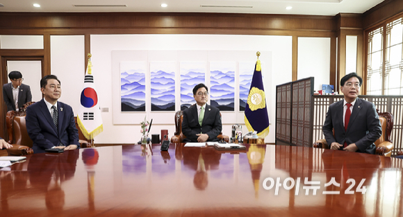 우원식 국회의장과 더불어민주당 김병기 당대표 직무대행 겸 원내대표, 국민의힘 송언석 비상대책위원장 겸 원내대표가 23일 오전 서울 여의도 국회에서 열린 의장 주재 여야 원내대표 회동에 참석해 있다. [사진=곽영래 기자]