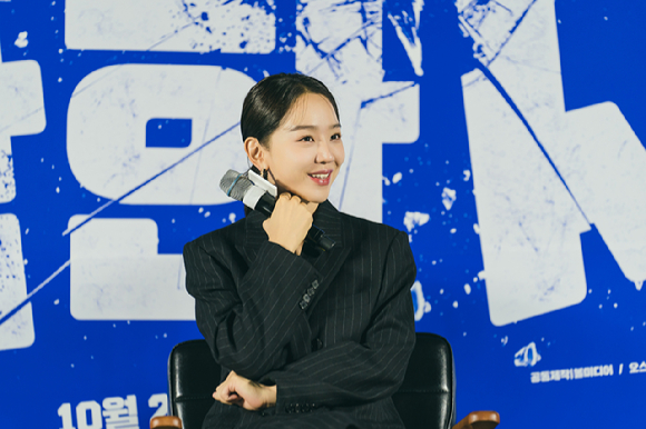 배우 신혜선이 21일 오전 서울시 광진구 롯데시네마 건대입구점에서 열린 영화 '용감한 시민' 제작보고회에 참석하고 있다. [사진=마인드마크]