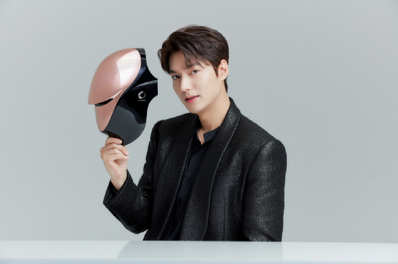 한 때 유명 연예인들을 광고모델로 앞세워 공격적 마케팅을 펼치던 LED(발광 다이오드)마스크가 퇴출 위기에 몰렸다. [사진=셀리턴]