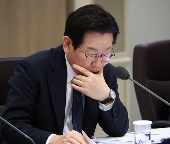 이재명 대통령이 4일 용산 대통령실에서 열린 국무회의에서 자료를 살펴보며 부처별 업무보고를 받고 있다. 2025.11.4 [사진=연합뉴스]