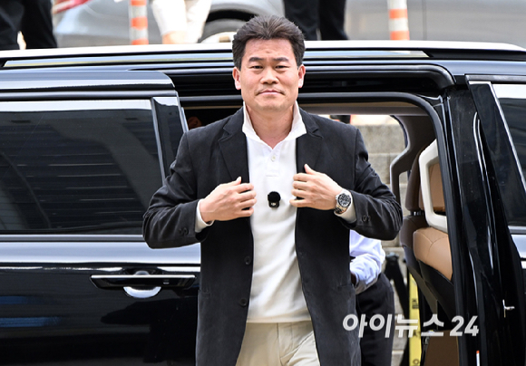 한국사 강사 출신 유튜버 전한길 씨가 16일 서울 서초구 서울중앙지방법원에서 열린 영장실질심사(구속 전 피의자 심문)에 출석하고 있다. [사진=사진공동취재단]