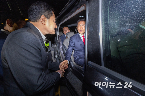 제21대 대통령 선거에서 이재명 더불어민주당 대선 후보의 당선이 확실시된 4일 새벽 김문수 국민의힘 대선후보가 서울 여의도 국민의힘 중앙당사에서 열린 기자회견을 마치고 이동하고 있다. [사진=정소희 기자]