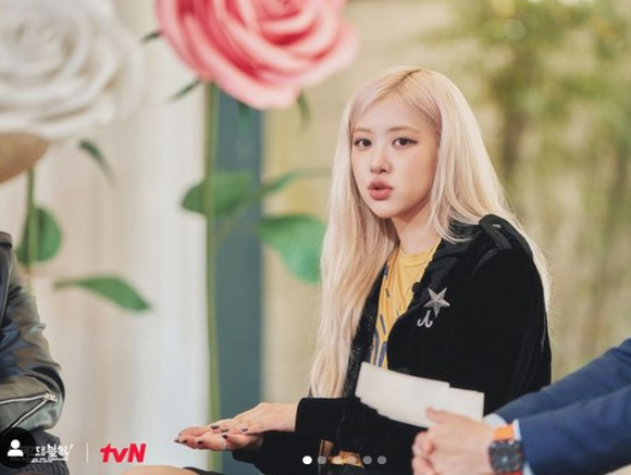 블랙핑크 로제가 '유퀴즈'에 출연해 대화를 나누고 있다. [사진=유퀴즈 인스타그램]