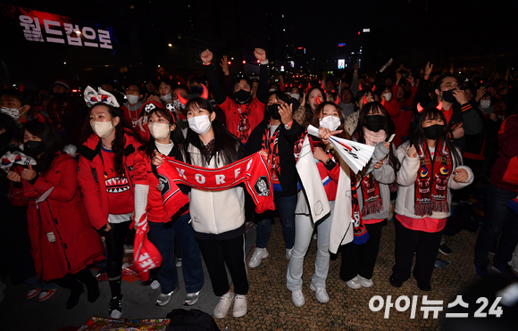 2022 카타르월드컵 H조 조별리그 대한민국과 우루과이의 경기가 열린 24일 오후 서울 종로구 광화문 광장에서 시민들이 거리응원을 하고 있다. [사진=김성진 기자]