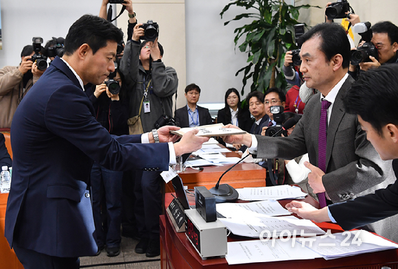 안규백 위원장이 22일 오전 서울 여의도 국회에서 열린 윤석열 정부의 비상계엄 선포를 통한 내란 혐의 진상규명 국정조사 1차 청문회에서 윤석열 대통령 등에 대한 동행명령장을 발부하고 있다. [사진=곽영래 기자]