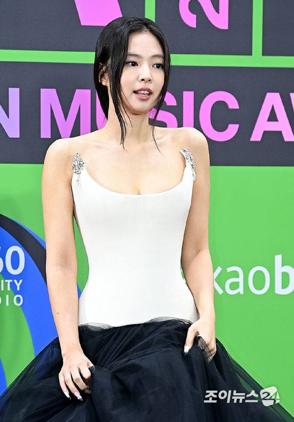 가수 제니가 20일 서울 구로구 고척돔에서 열린 '2025 멜론뮤직어워드(MMA2025)' 레드카펫에서 포즈를 취하고 있다. [사진=곽영래 기자]