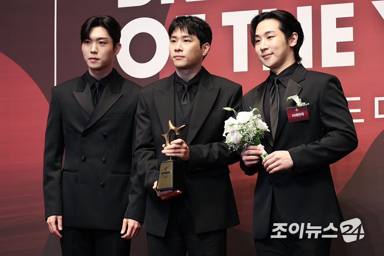 크로스오버그룹 리베란테가 1일 오전 서울 중구 신라호텔에서 진행된 '2026 올해의 브랜드 대상' 포토월 행사에 참석해 포즈를 취하고 있다. [사진=문수지 기자]