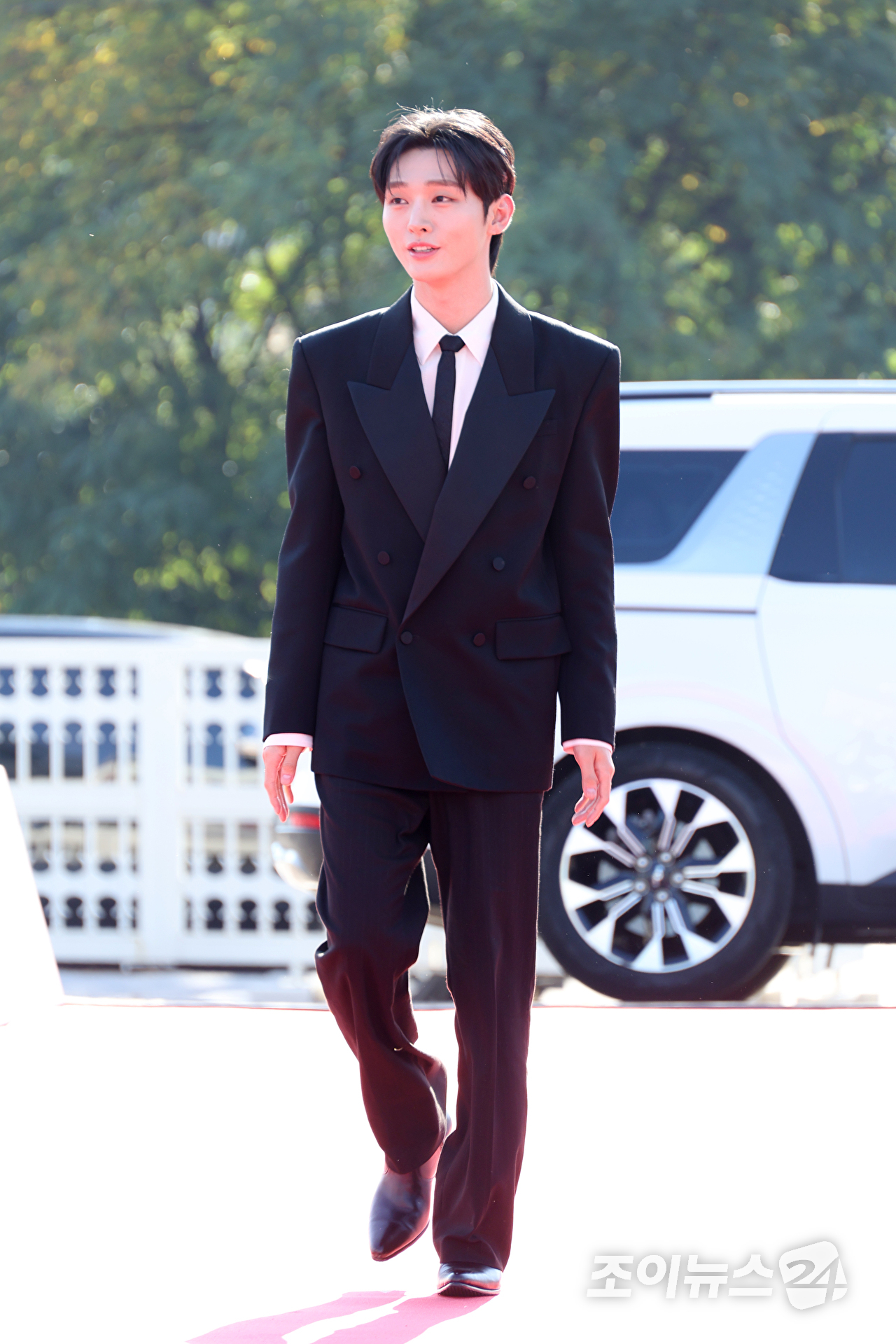 그룹 워너원 윤지성이 8일 오후 서울 영등포구 여의도 KBS홀에서 진행된 '서울드라마어워즈 2026'에 참석해 레드카펫을 밟고 있다. [사진=문수지 기자]