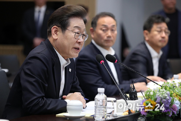 이재명 더불어민주당 대선 후보가 28일 오후 경기도 이천시 SK하이닉스 이천캠퍼스에서 열린 'K-반도체' AI메모리반도체 기업 간담회에 참석해 모두발언을 하고 있다. [사진=국회사진취재단]