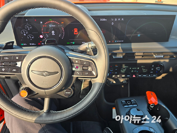 한국교통안전공단 내에서 진행한 제네시스 'GV60 마그마' 드래그 레이싱 모습. [사진=김종성 기자]