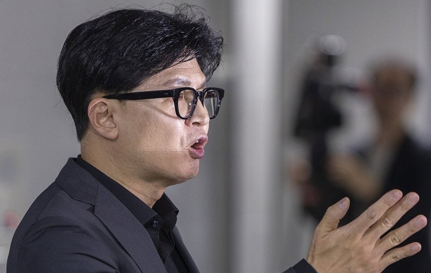 김승원 법무부 장관 후보자가 15일 서울 여의도 국회 법제사법위원회에서 열린 인사청문회에서 눈물을 훔치고 있다. [사진=곽영래 기자]