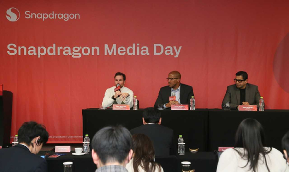 20일 서울 서초구 일대에서 열린 스냅드래곤 엘리트 미디어 간담회에서 크리스 패트릭 퀄컴 수석 부사장 겸 모바일 핸드셋 부문 본부장이 스냅드래곤 모바일 플랫폼을 주제로 발표하고 있다. [사진=퀄컴]