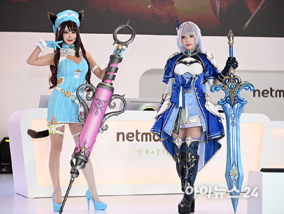 13일 부산 해운대구 벡스코에서 열린 국제게임전시회 '지스타 2025'에서 넷마블 부스에서 모델들이 코스프레를 선보이고 있다. [사진=곽영래 기자]