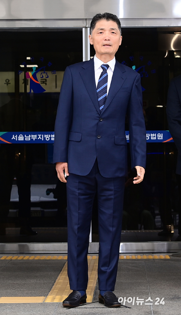 SM엔터테인먼트 시세 조종 혐의를 받고 있는 김범수 카카오 창업주 겸 경영쇄신위원장이 21일 오전 열린 1심 선고공판에서 무죄를 받고 법원을 나서고 있다. [사진=정소희 기자]