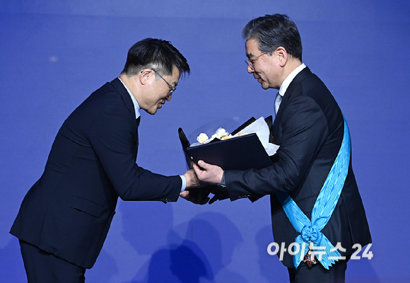 장재훈 현대자동차 부회장이 12일 서울 반포 JW메리어트호텔에서 열린 '제23회 자동차의 날' 기념행사에서 금탑산업훈장을 수여 받고 있다. [사진=곽영래 기자]