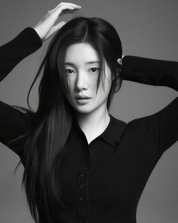 배우 정채연이 JTBC 토일드라마 '에스콰이어' 인터뷰에 앞서 포즈를 취하고 있다. [사진=BH엔터테인먼트]