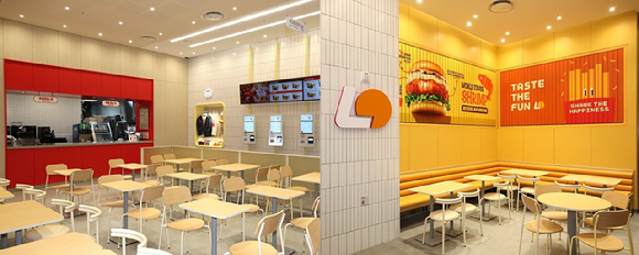 롯데리아 롯데월드몰점 내부 전경. [사진=롯데GRS]