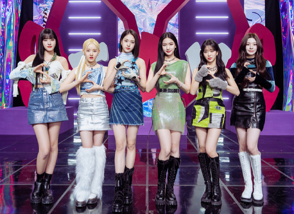 그룹 스테이씨(STAYC)가 21일 온라인으로 진행된 스테이씨 미니 2집 'YOUNG-LUV.COM' 발매 기념 미디어쇼케이스에 참석해 포즈를 취하고 있다. [사진=하이업엔터테인먼트]