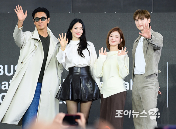 배우 주지훈-신민아-이세영-이종석이 10일 부산 해운대구 영화의전당에서 열린 제31회 부산국제영화제 '재혼 황후' 야외 무대인사에 참석하고 있다. [사진=정소희 기자]
