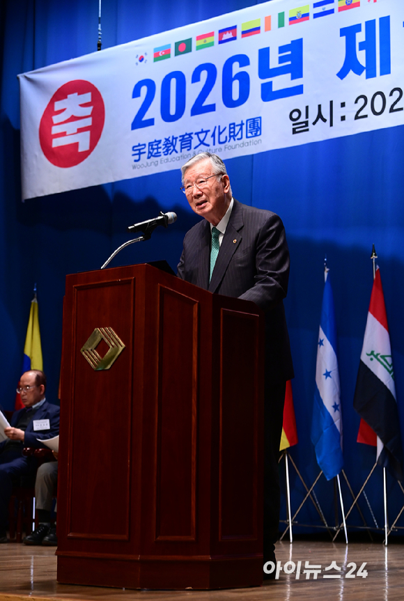 이중근 부영그룹 회장 겸 대한노인회장이 26일 서울 중구 대한상공회의소 국제회의장에서 열린 '우정교육문화재단 2026년 제1학기 장학금 수여식'에 참석해 국내 대학에서 수학 중인 외국인 유학생들에게 장학금을 지급하고 있다. [사진=정소희 기자]