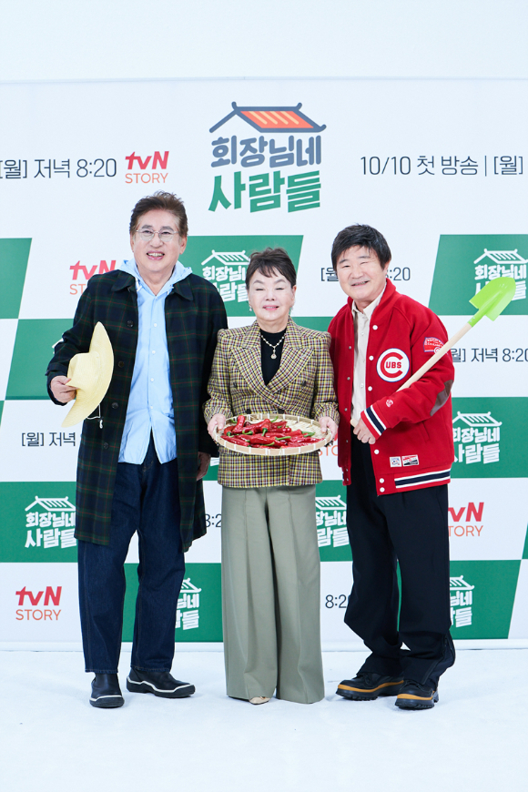 tvN STORY '회장님네 사람들' 제작발표회가 6일 오후 진행, 김용건, 김수미, 이계인이 포즈를 취하고 있다.  [사진=tvN STORY]