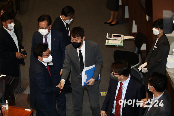 국민의힘 김웅 의원이 27일 오후 국회 본회의장에서 열린 본회의에서 '검수완박' 법안 저지를 위한 필리버스터(무제한 토론)를 마친 뒤 동료 의원들과 인사하고 있다. [사진=김성진 기자]