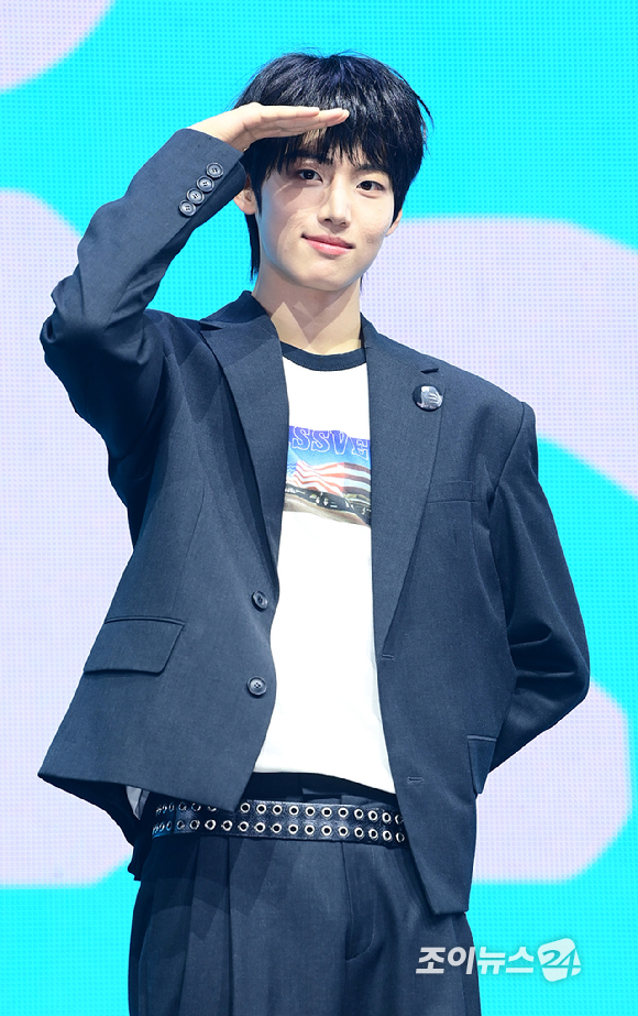 그룹 아이딧 장용훈이 15일 오후 서울 광진구 광장동 예스24라이브홀에서 아이딧(IDID) 첫 번째 미니 앨범 '아이 디드 잇.(I did it.)' 발매 기념 데뷔 쇼케이스에 참석해 타이틀곡 '제멋대로 찬란하게' 무대를 선보이고 있다. [사진=정소희 기자]