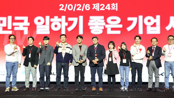 기아 피플앤컬처팀 이준길 팀장(왼쪽에서 다섯번째), 경영지원1실장 박영재 실장(왼쪽에서 여섯번째)이 &lsquo;GPTW 경영 혁신 컨퍼런스&rsquo; 수상자들과 기념촬영을 하고 있다. [사진=기아]