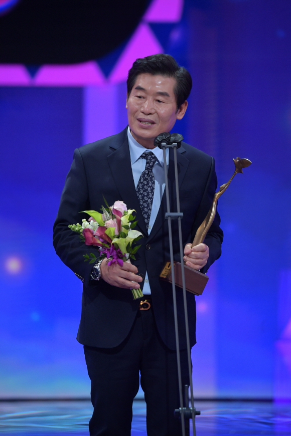 방송인 이연복이 '2021 KBS 연예대상'에서 핫이슈 예능인상을 수상한 후 수상소감을 전하고 있다. [사진=KBS]