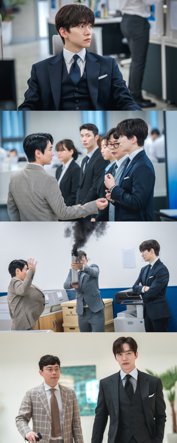 '킹더랜드' 이준호가 첫 출근부터 대형사고를 친다. [사진=앤피오엔터테인먼트, 바이포엠스튜디오, SLL]