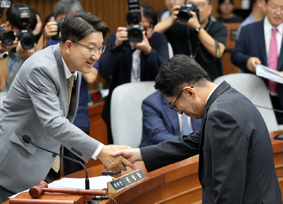 지난 9월 이균용 당시 대법원장 후보자가 국회에서 열린 인사청문회에서 권성동(국민의힘) 인청특위 위원장과 악수하고 있다.  [사진=뉴시스]