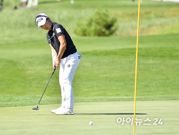 24일 인천 베어즈베스트 청라 (파72/6,712야드)에서 열린 '하나금융그룹 챔피언십' (총상금 15억원, 우승상금 2억 7천만 원) 최종 라운드에서 김수지가 퍼팅을 하고 있다. [사진=곽영래 기자]
