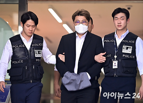 특정범죄가중처벌법(특가법)상 위험운전치상&middot;도주치상, 도로교통법상 음주운전&middot;사고후 미조치, 범인도피교사 등 혐의를 받고있는 가수 김호중이 지난해 5월 31일 오전 서울 강남경찰서에서 구치소로 이감되고 있다. [사진=곽영래 기자]
