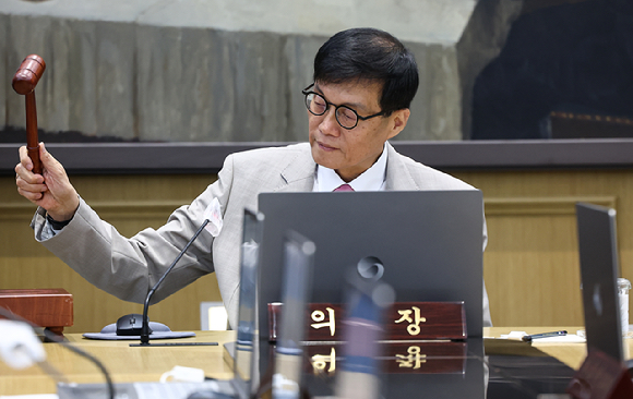이창용 한국은행 총재가 10일 서울 중구 한국은행 본관에서 열린 금융통화위원회에서 의사봉을 두드리며 개회 선언을 하고 있다. [사진=사진공동취재단]