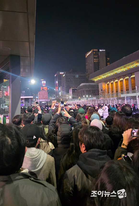 21일 오후 서울 종로구 광화문광장에서 열린 'BTS 컴백 라이브: 아리랑'이 끝난 후 관람객들이 귀가하고 있다. [사진=정지원 기자]