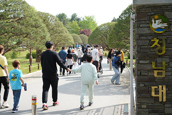 청남대를 찾은 관람객 모습. [사진=충북도]