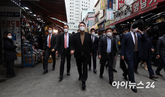 윤석열 대통령 당선인이 14일 당선 이후 첫 외부 공식일정으로 서울 남대문 시장을 찾아 상점들을 둘러보고 있다. [사진=국회사진취재단]