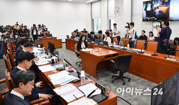 권칠승 행정안전위원장이 18일 서울 여의도 국회에서 열린 행정안전위원회 전체회의에서 회의를 주재하고 있다. [사진=곽영래 기자]