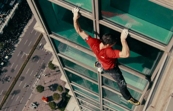 사진은 알렉스 호놀드가 외벽을 오르는 모습. [사진=넷플릭스]